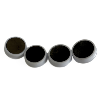 Magnet 24x8mm rund in Weiß auf Pinnwand mit Papier befestigt