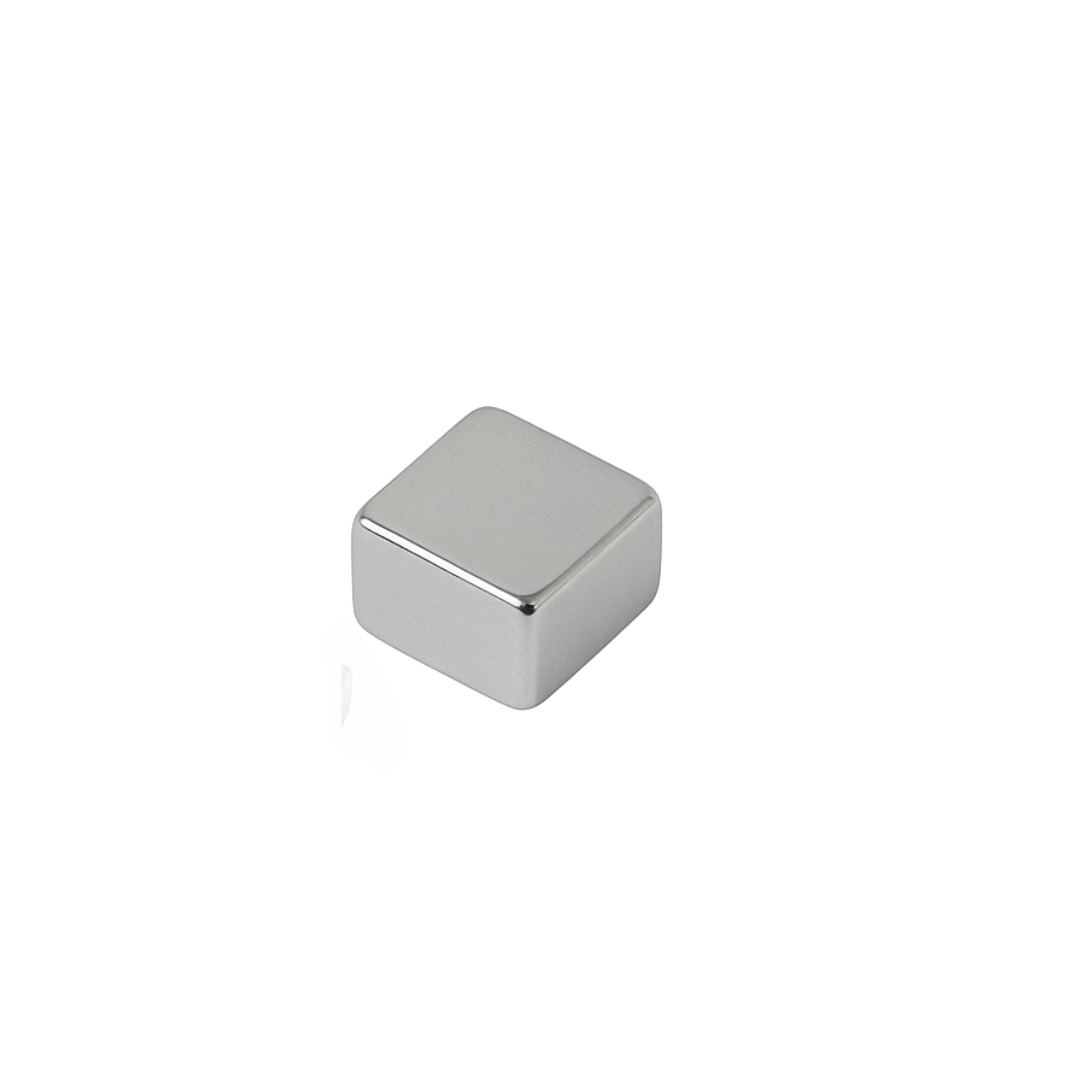 Detailansicht des vernickelten Neodym-Supermagneten 5x5x2 mm – glänzende Oberfläche